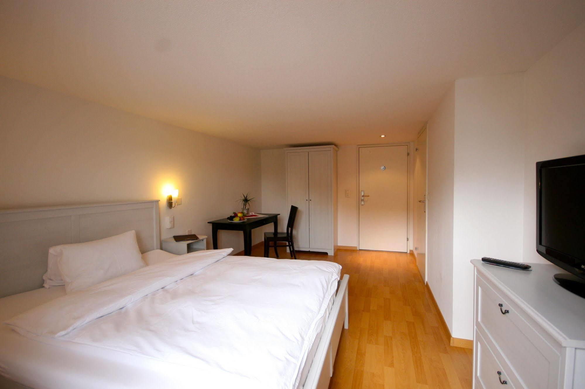 Gasthof Loewen Bassersdorf Bagian luar foto