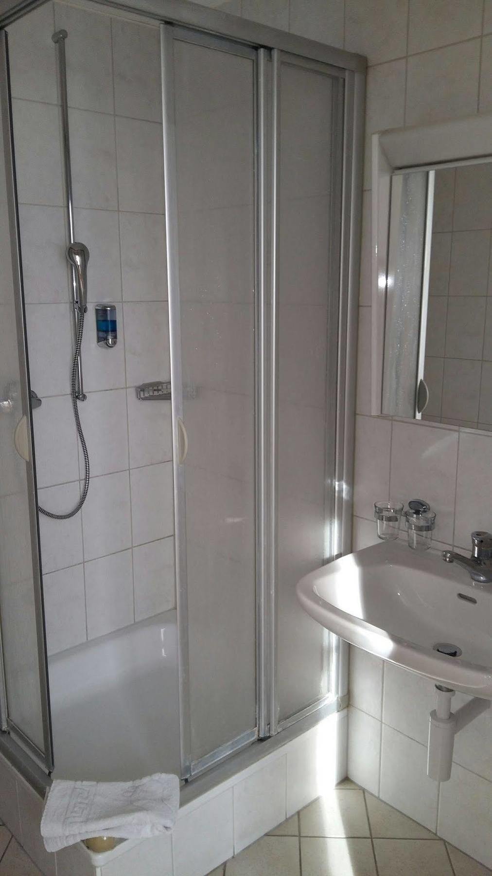 Gasthof Loewen Bassersdorf Bagian luar foto